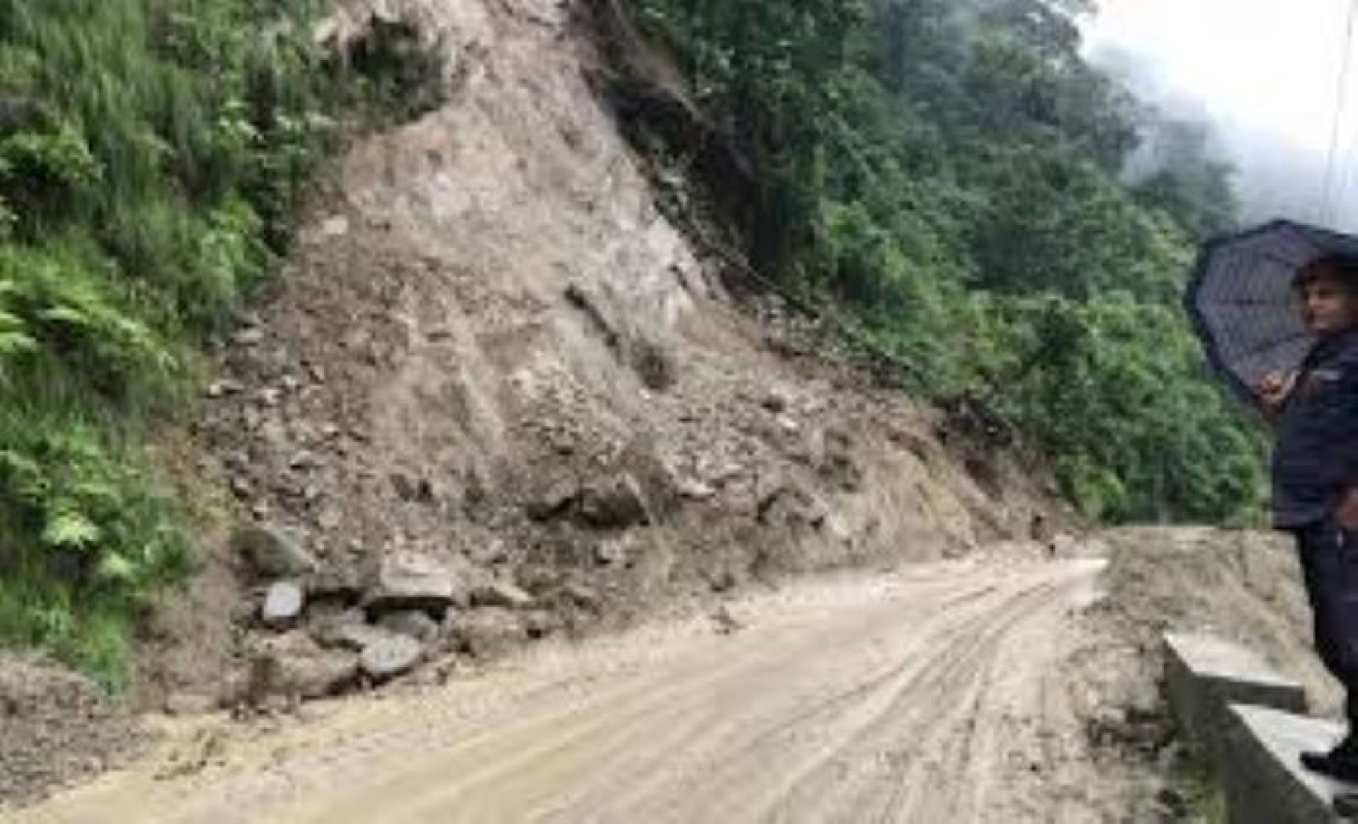 पहिरोका कारण सिद्धार्थ राजमार्ग अवरुद्ध
